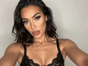 Transe live in schwarzer Unterwäsche, Selfie